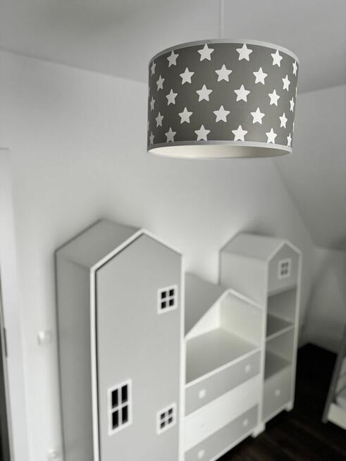 Meble dzieciece biale szare domki miasto lozko lampa tipi