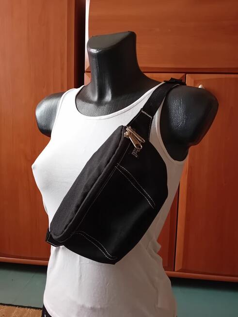 Czarna saszetka nerka