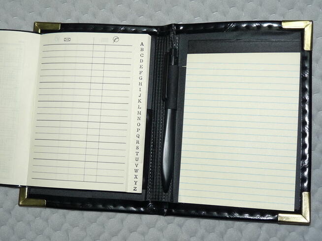 Notes z książeczką adresową w czarnej okładce