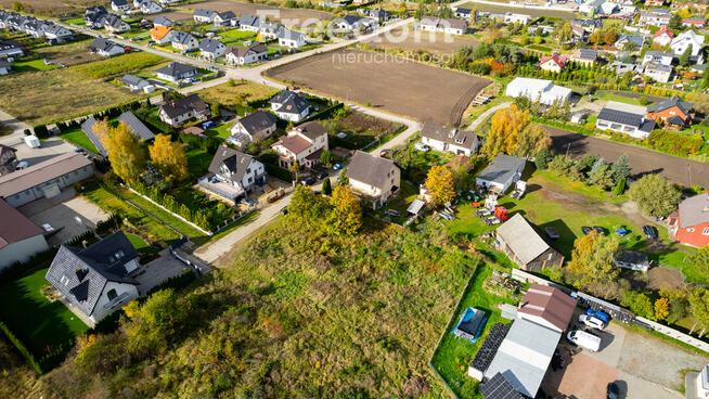 Działka budowlana z usługami – wszystkie media !