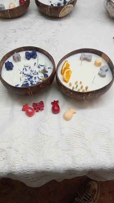 Świece sojowe handmade w misce kokosowej.