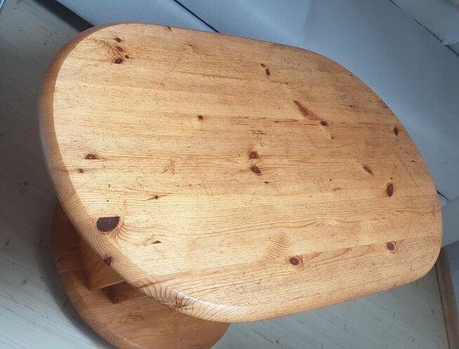 Solidny, owalny stolik na gazety