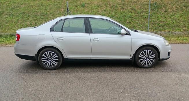 Volkswagen Jetta 1.6 benzyna FSI 2005 Rok golf passat