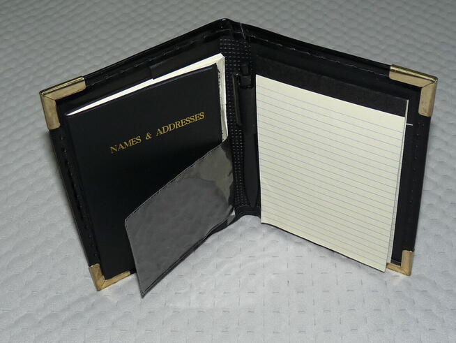 Notes z książeczką adresową w czarnej okładce