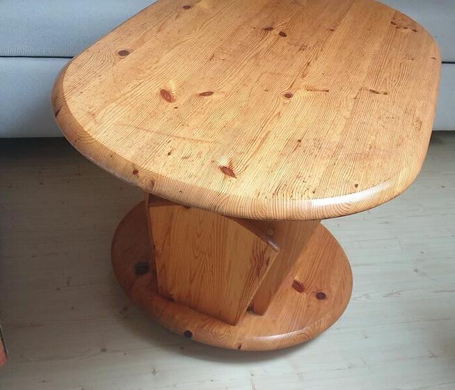 Solidny, owalny stolik na gazety