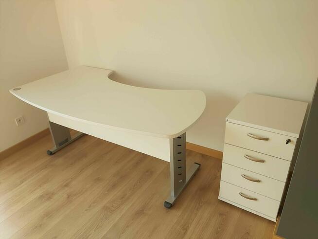 Duże biurko, bardzo dobry stan, mało używane z kontenerkiem