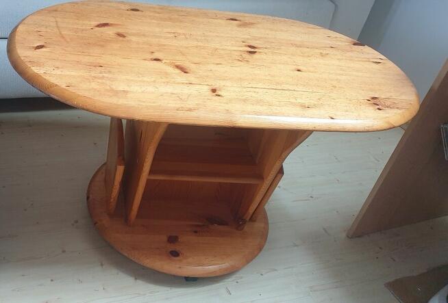 Solidny, owalny stolik na gazety