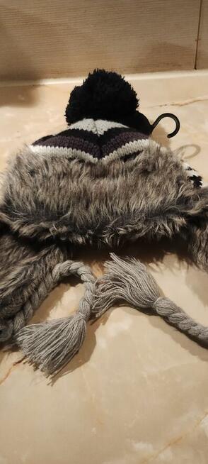 Ciepła czapka z futerkiem i warkoczykami – Primark