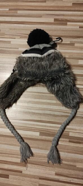 Ciepła czapka z futerkiem i warkoczykami – Primark