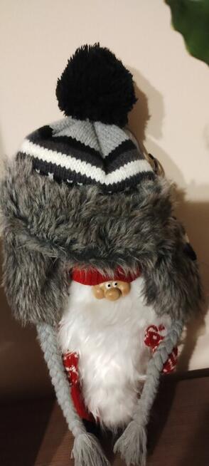 Ciepła czapka z futerkiem i warkoczykami – Primark