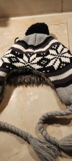 Ciepła czapka z futerkiem i warkoczykami – Primark