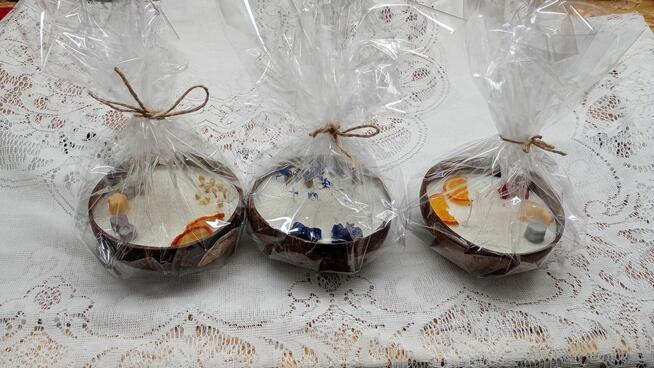 Świece sojowe handmade w misce kokosowej.
