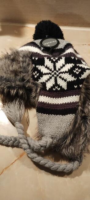 Ciepła czapka z futerkiem i warkoczykami – Primark