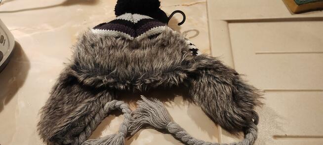 Ciepła czapka z futerkiem i warkoczykami – Primark