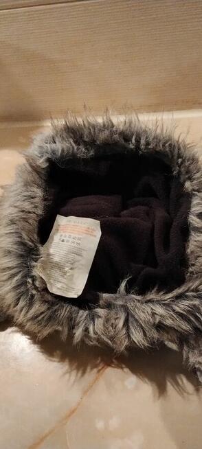 Ciepła czapka z futerkiem i warkoczykami – Primark