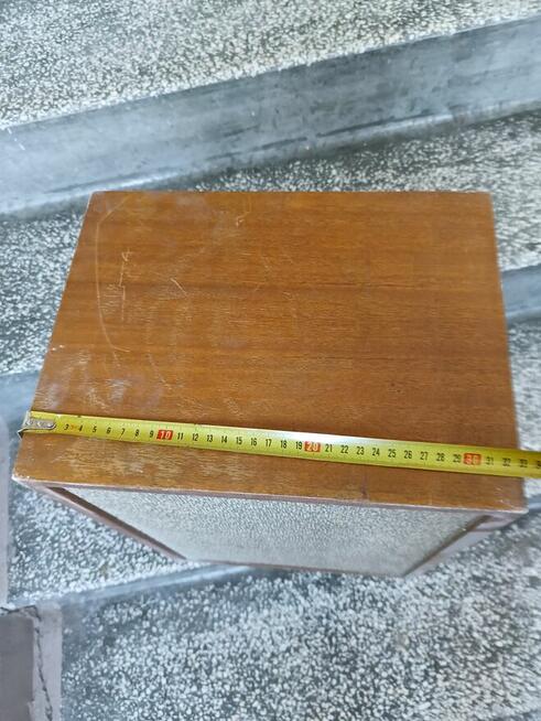 Stara kolumna z głośnikiem.