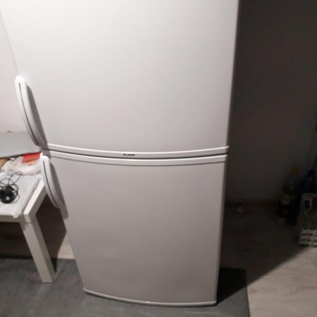Sprzedam lodówkę.
