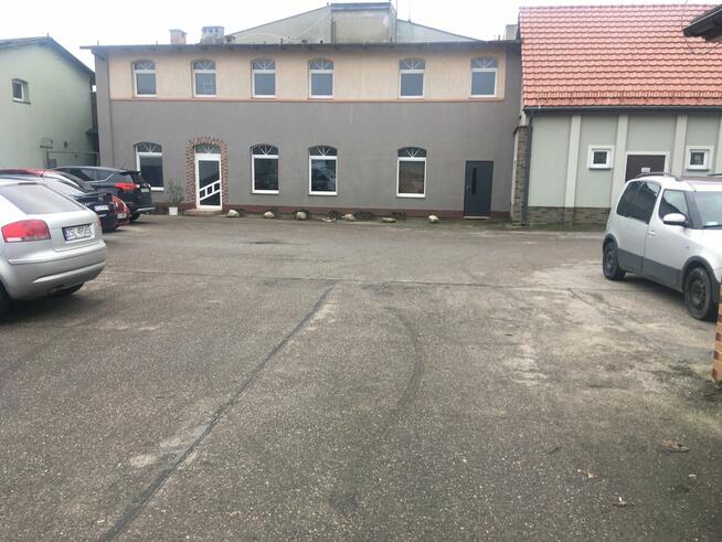 Budynek uslugowy z mieszkaniami 3 km do morza