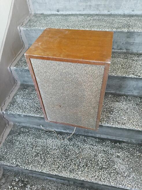 Stara kolumna z głośnikiem.