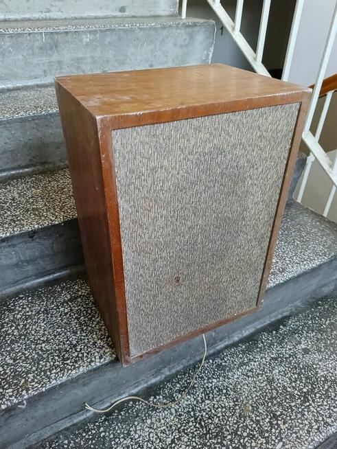 Stara kolumna z głośnikiem.