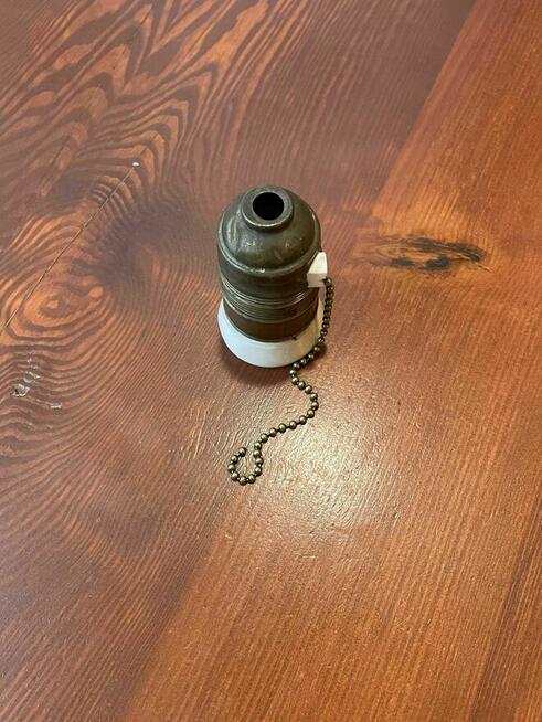 Oprawka mosiężna z porcelanką i wyłącznikiem E27