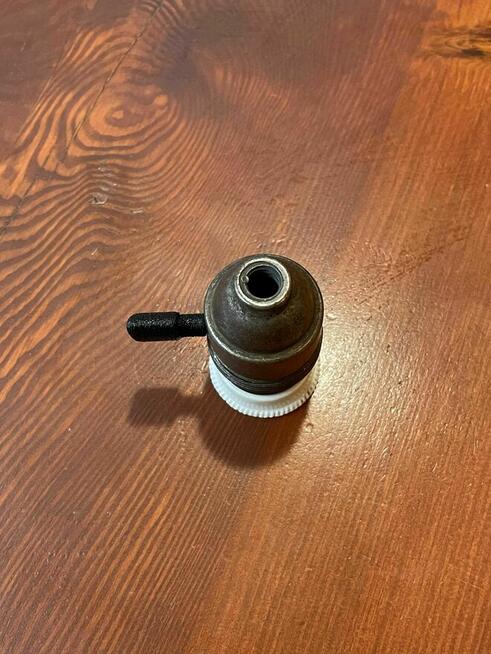 Stara oprawka stalowa z porcelanką i wyłącznikiem E27