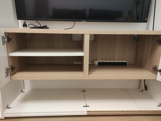 Szafka RTV telewizor IKEA, front biały, korpus okelina drewn