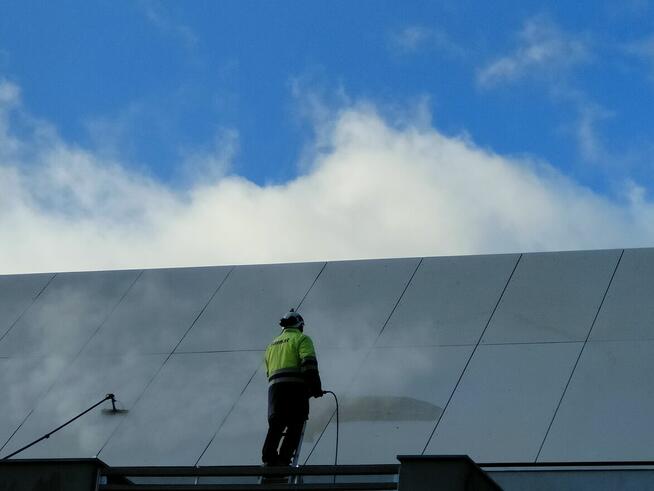 Mycie elewacji i dachów Gdańsk | Wynajem podnośnika koszoweg