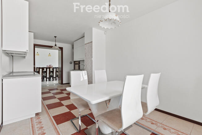 Gospodarstwo z eleganckim domem, halą i maszynami