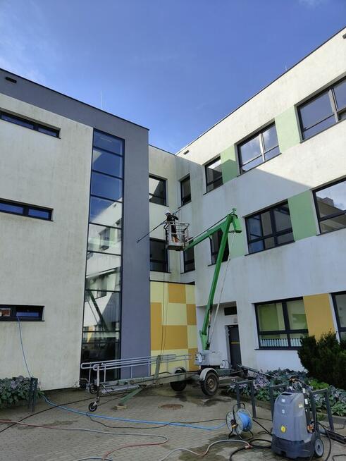 Mycie elewacji i dachów | Wynajem podnośnika koszowego | Tró