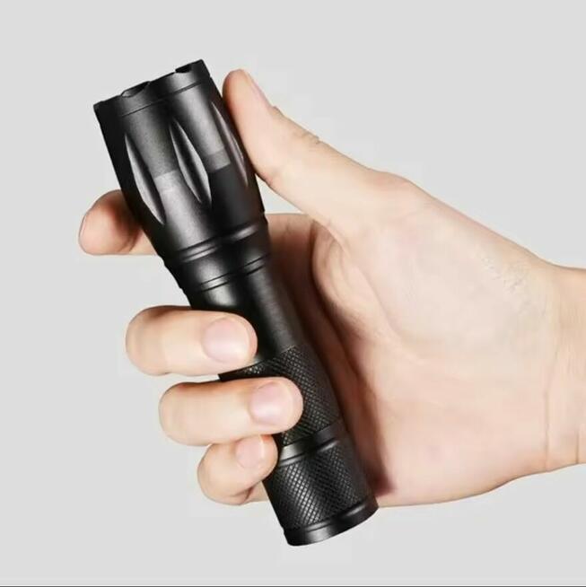 MOCNA LATARKA TAKTYCZNA LED ALUMINIOWA