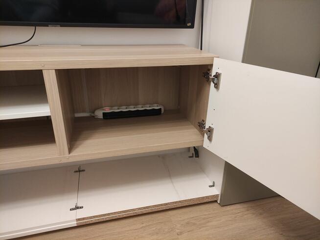 Szafka RTV telewizor IKEA, front biały, korpus okelina drewn
