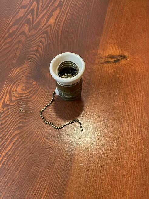 Oprawka mosiężna z porcelanką i wyłącznikiem E27