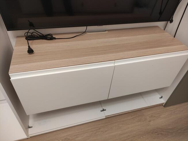 Szafka RTV telewizor IKEA, front biały, korpus okelina drewn