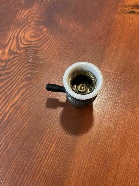 Stara oprawka stalowa z porcelanką i wyłącznikiem E27