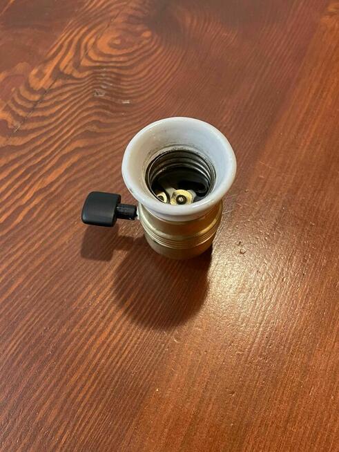 Stara oprawka mosiężna z porcelanką i wyłącznikiem E27