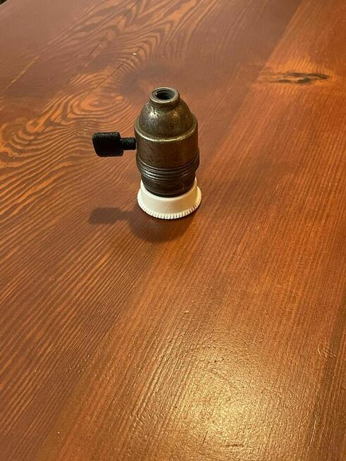 Stara oprawka stalowa z porcelanką i wyłącznikiem E27