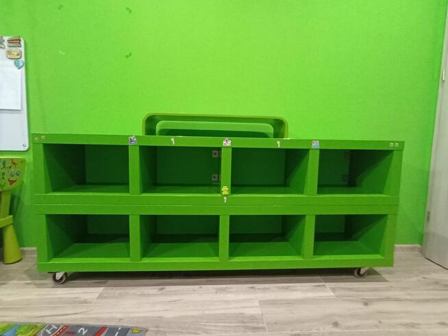 Regał z półkami zielony