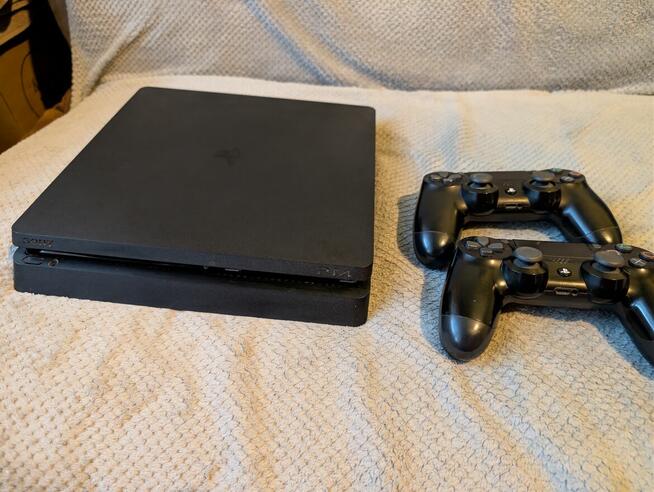 Sprzedam PS4 z 2Padami
