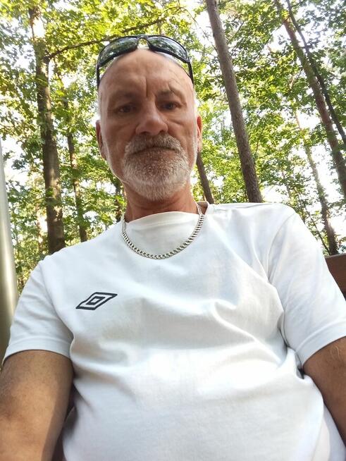 Murarz wykonuje stany surowe