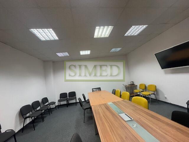 Małe tanie biuro ochrona winda parking