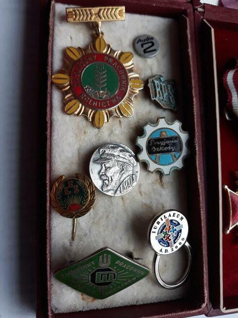 Medale i przypinki 14 sztuk