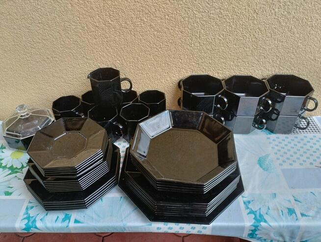 Komplet talerzy czarnych francuskiej firmy Duralex 52 elem