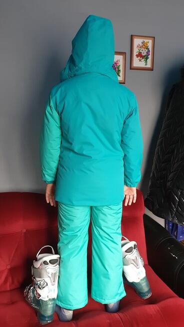 Strój, kombinezon narciarski.