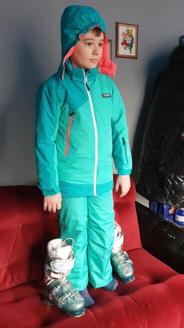 Strój, kombinezon narciarski.