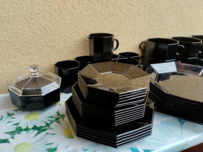 Komplet talerzy czarnych francuskiej firmy Duralex 52 elem