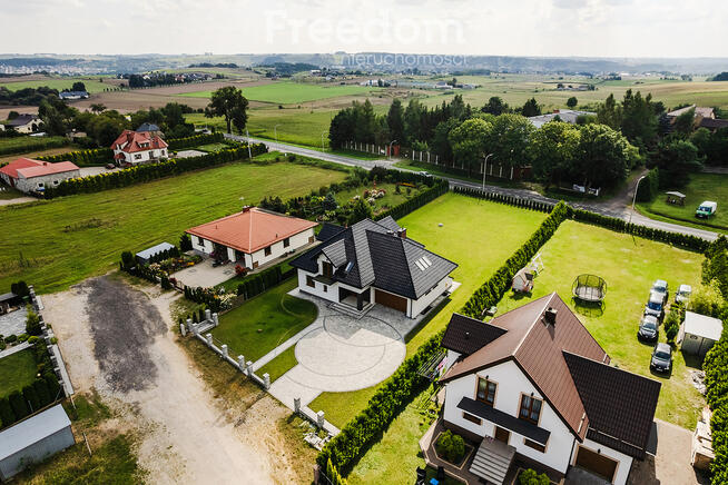 Dom na sprzedaż z dużą działką.