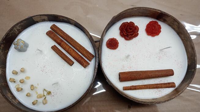 Świece sojowe handmade w misce kokosowej.