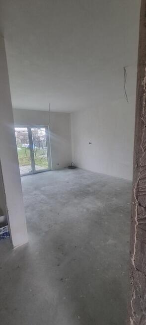 Mieszkanie w szeregowcu z ogródkiem i 2 miejscami postojowym