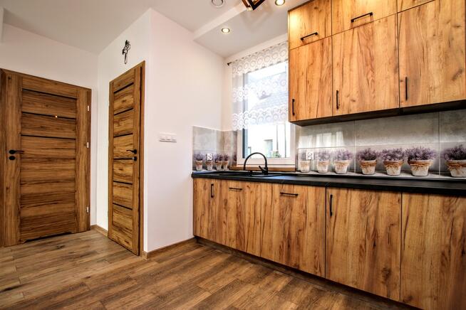 nowoczesny dom w zabudowie bliźniaczej, ogródek